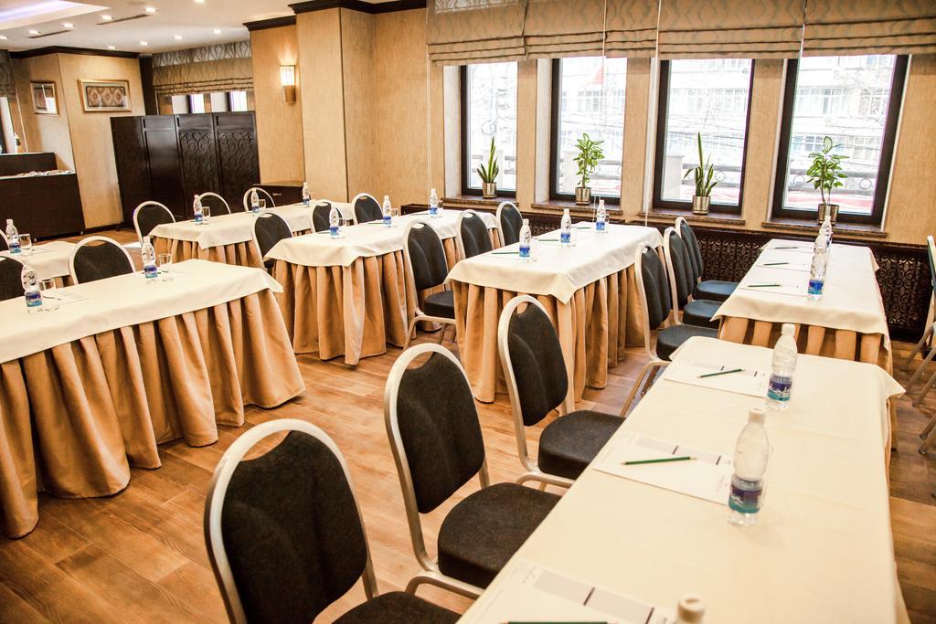 Hotel Ramada By Wyndham Bishkek Centre Extérieur photo