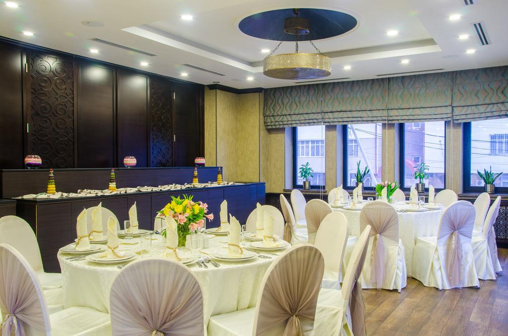Hotel Ramada By Wyndham Bishkek Centre Extérieur photo
