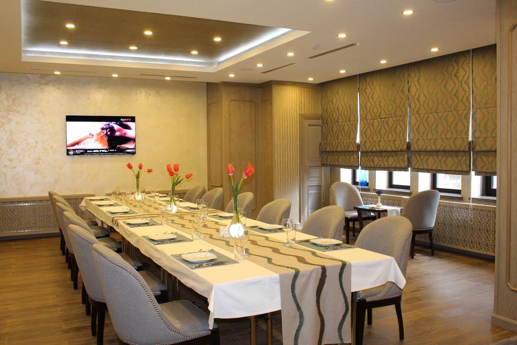 Hotel Ramada By Wyndham Bishkek Centre Extérieur photo