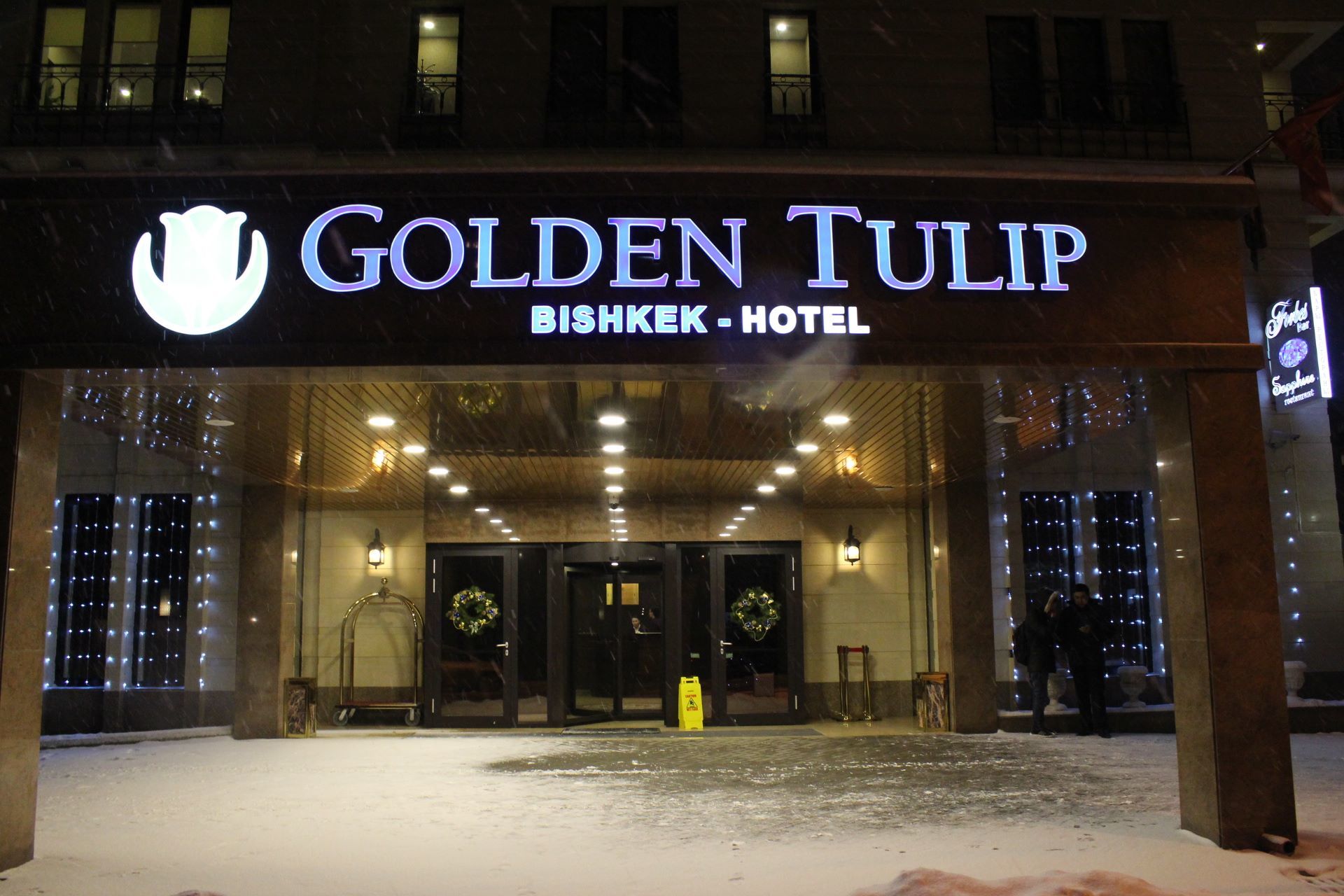 Hotel Ramada By Wyndham Bishkek Centre Extérieur photo