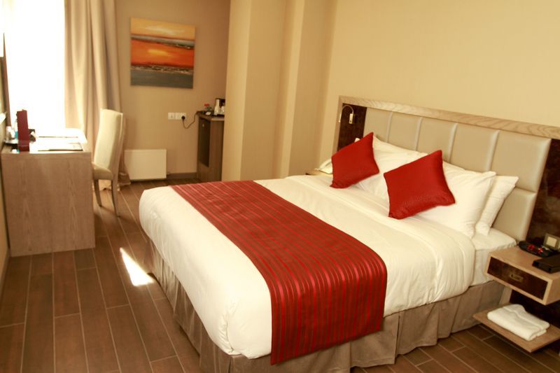 Hotel Ramada By Wyndham Bishkek Centre Extérieur photo