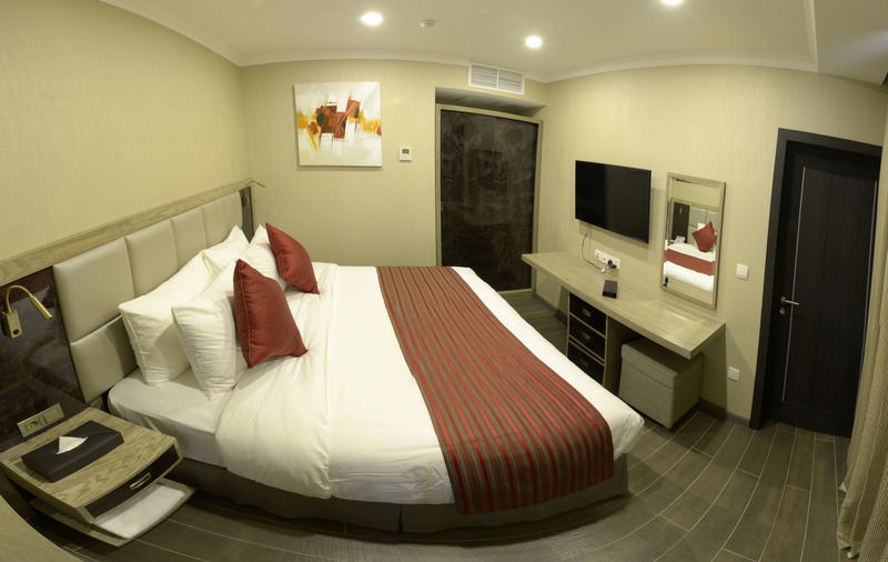 Hotel Ramada By Wyndham Bishkek Centre Extérieur photo