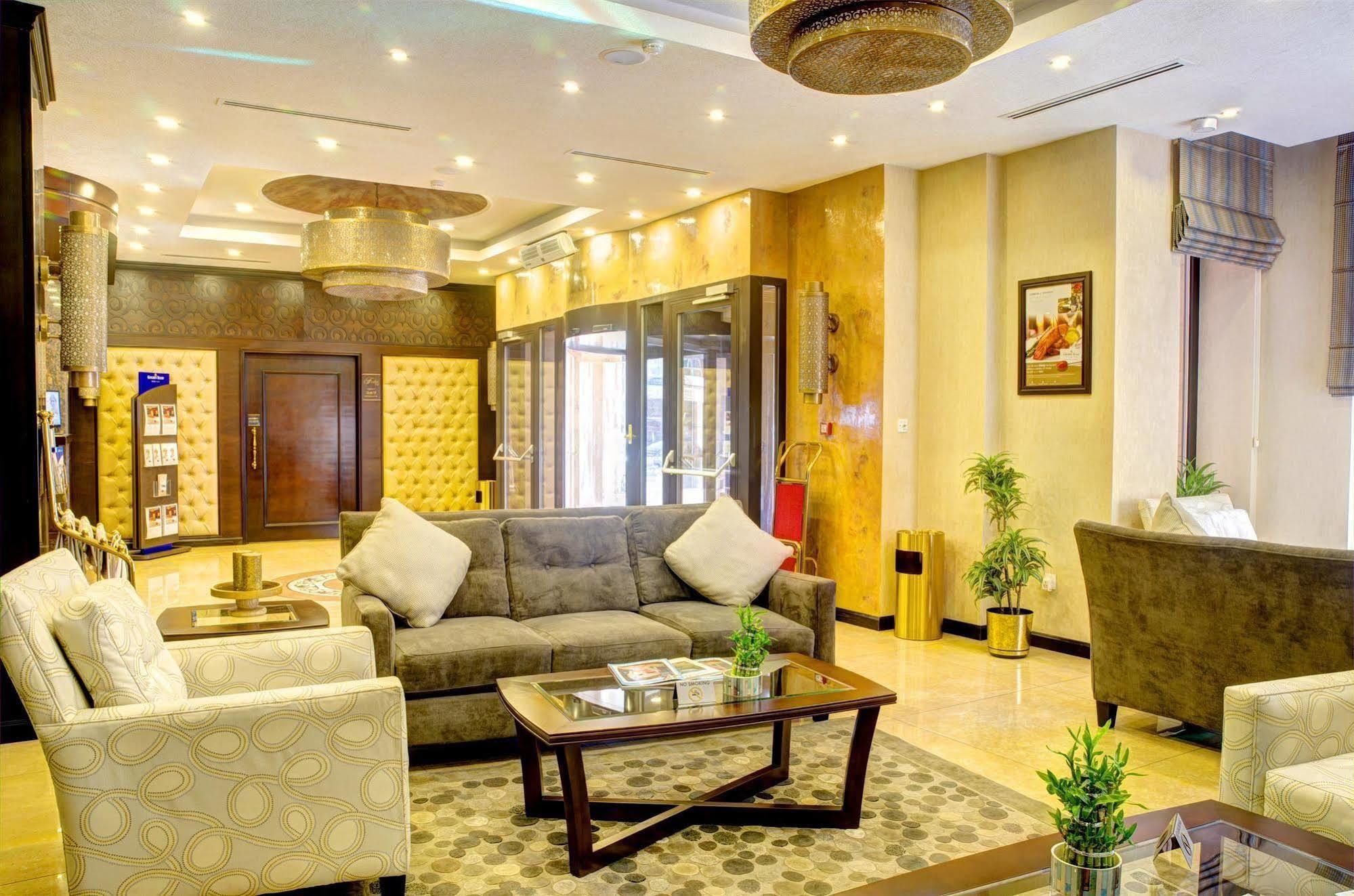 Hotel Ramada By Wyndham Bishkek Centre Extérieur photo