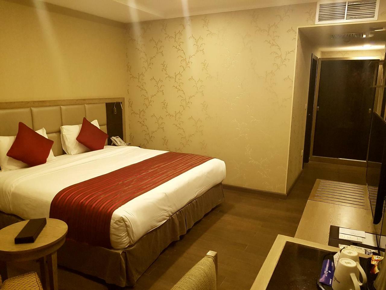 Hotel Ramada By Wyndham Bishkek Centre Extérieur photo