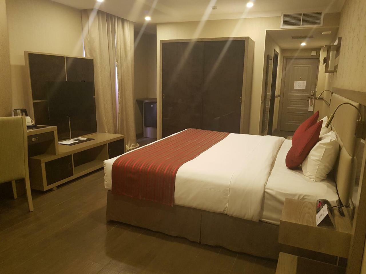 Hotel Ramada By Wyndham Bishkek Centre Extérieur photo