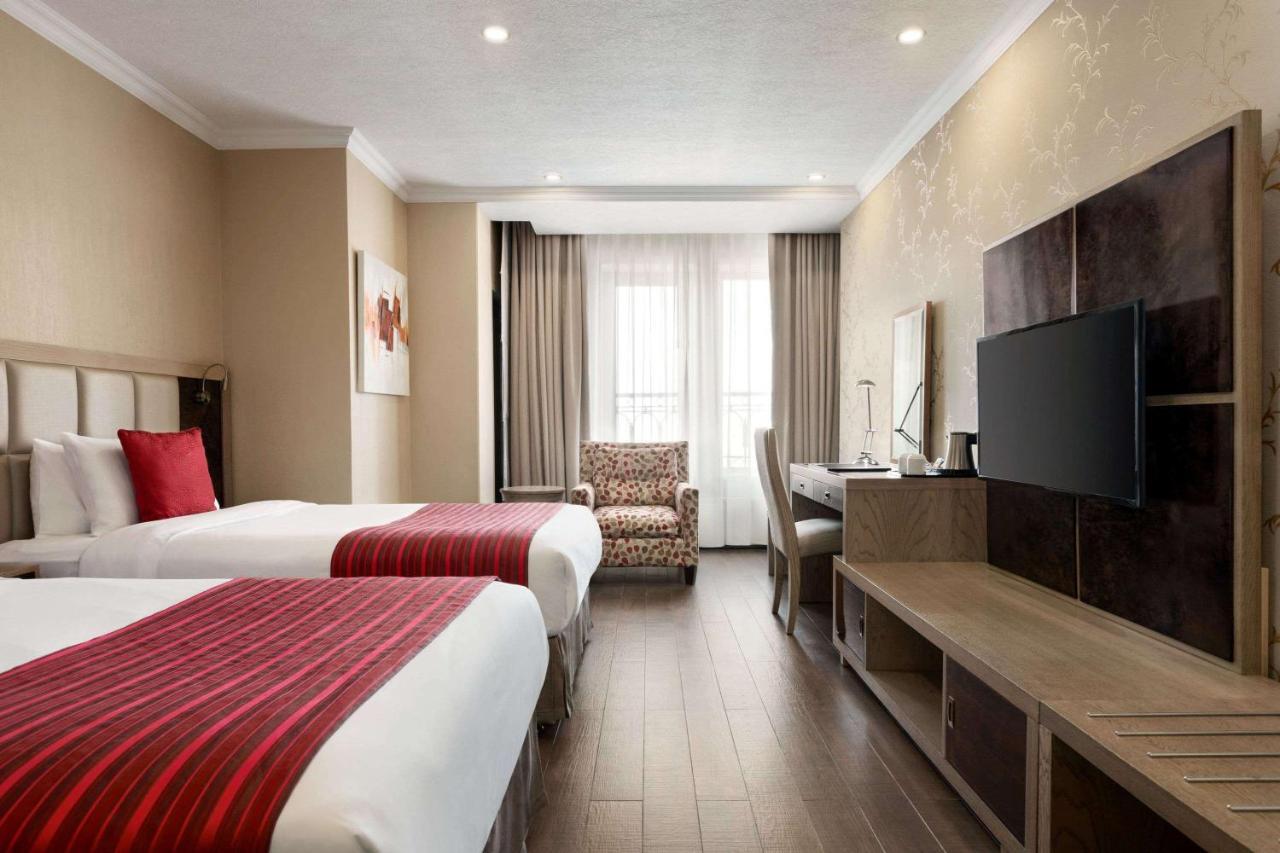 Hotel Ramada By Wyndham Bishkek Centre Extérieur photo