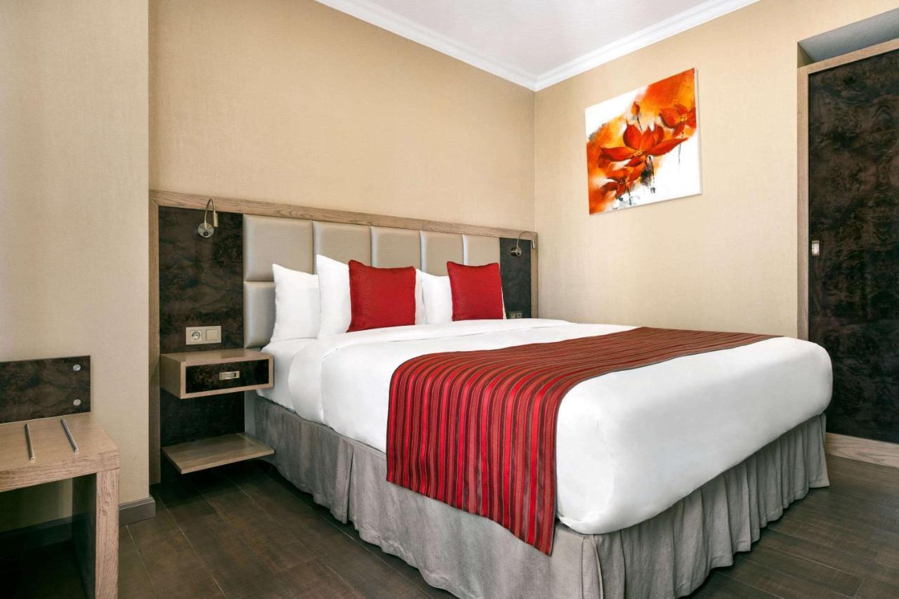 Hotel Ramada By Wyndham Bishkek Centre Extérieur photo