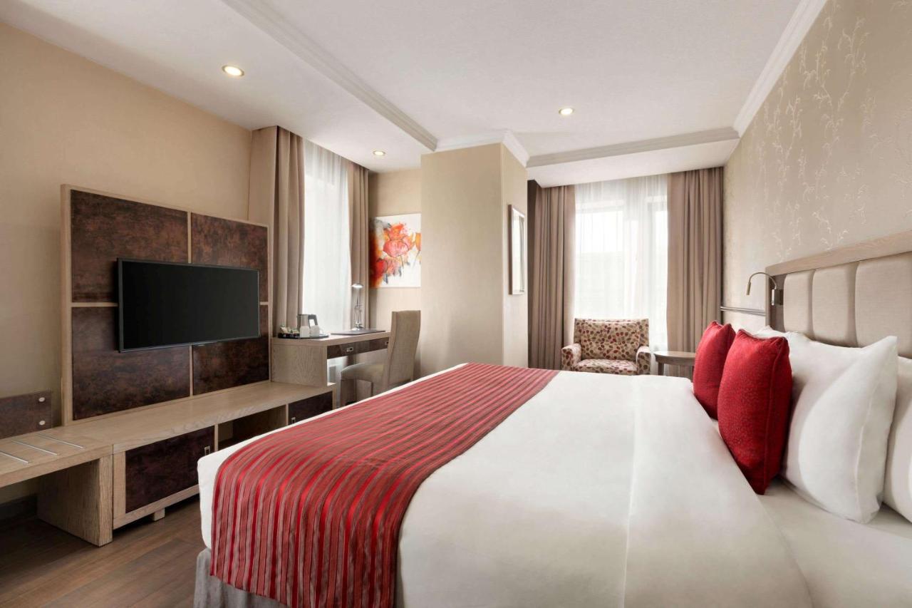 Hotel Ramada By Wyndham Bishkek Centre Extérieur photo